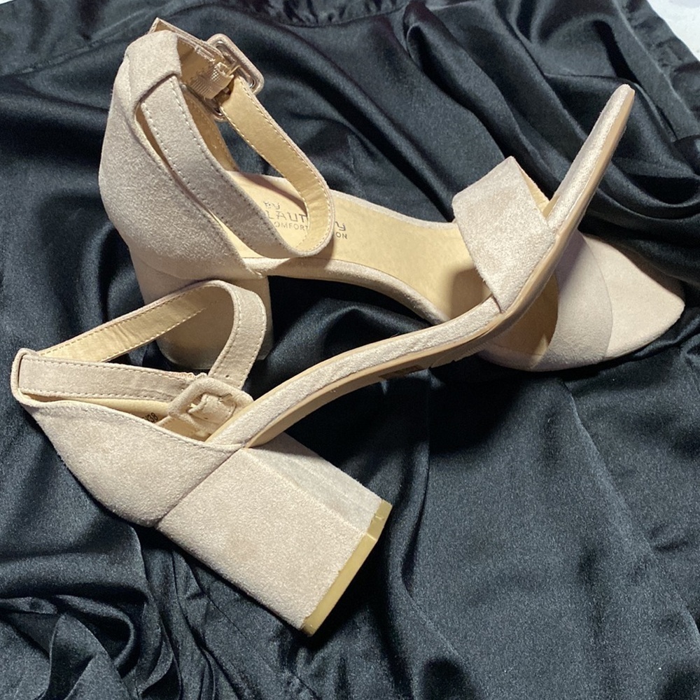 CL by Laundry Sandals. Nude Size 7 1/2 - Picture 5 of 9